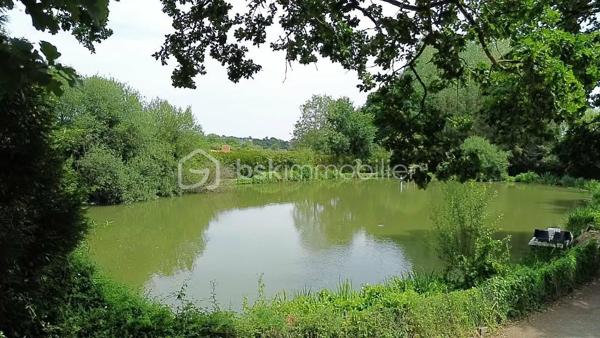 À seulement quelques minutes des commodités, venez découvrir cette magnifique propriété nichée dans un écrin de verdure, où calme et nature sont les maîtres mots.

Cette maison vous séduira par son ambiance chaleureuse. 
Elle se compose d'une cuisine ouverte sur la salle à manger, d'un salon avec cheminée ouverte, d'une mezzanine, de deux chambres, d'une salle d'eau et d'un WC indépendant.

Côté dépendances, vous disposerez d'un grand garage/atelier, un garage et d'un grand garage ouvert, de deux caves et d'une chaufferie au fioul.

À l'extérieur, le charme opère immédiatement : 

un puits, un verger, une peupleraie, un grand étang d'environ 2 200 m² avec son ponton et sa guinguette, ainsi qu'un second étang d'environ 400 m². 
Un véritable havre de paix pour les amoureux de la nature, de la pêche, des moments en famille ou entre amis.

Un bien rare, offrant un cadre de vie exceptionnel, idéal en résidence principale, secondaire ou pour un projet de loisirs.