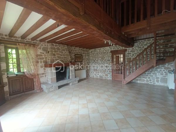 À seulement quelques minutes des commodités, venez découvrir cette magnifique propriété nichée dans un écrin de verdure, où calme et nature sont les maîtres mots.

Cette maison vous séduira par son ambiance chaleureuse. 
Elle se compose d'une cuisine ouverte sur la salle à manger, d'un salon avec cheminée ouverte, d'une mezzanine, de deux chambres, d'une salle d'eau et d'un WC indépendant.

Côté dépendances, vous disposerez d'un grand garage/atelier, un garage et d'un grand garage ouvert, de deux caves et d'une chaufferie au fioul.

À l'extérieur, le charme opère immédiatement : 

un puits, un verger, une peupleraie, un grand étang d'environ 2 200 m² avec son ponton et sa guinguette, ainsi qu'un second étang d'environ 400 m². 
Un véritable havre de paix pour les amoureux de la nature, de la pêche, des moments en famille ou entre amis.

Un bien rare, offrant un cadre de vie exceptionnel, idéal en résidence principale, secondaire ou pour un projet de loisirs.