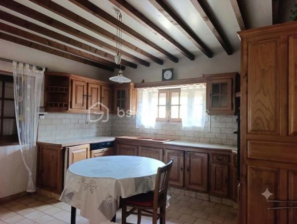 À seulement quelques minutes des commodités, venez découvrir cette magnifique propriété nichée dans un écrin de verdure, où calme et nature sont les maîtres mots.

Cette maison vous séduira par son ambiance chaleureuse. 
Elle se compose d'une cuisine ouverte sur la salle à manger, d'un salon avec cheminée ouverte, d'une mezzanine, de deux chambres, d'une salle d'eau et d'un WC indépendant.

Côté dépendances, vous disposerez d'un grand garage/atelier, un garage et d'un grand garage ouvert, de deux caves et d'une chaufferie au fioul.

À l'extérieur, le charme opère immédiatement : 

un puits, un verger, une peupleraie, un grand étang d'environ 2 200 m² avec son ponton et sa guinguette, ainsi qu'un second étang d'environ 400 m². 
Un véritable havre de paix pour les amoureux de la nature, de la pêche, des moments en famille ou entre amis.

Un bien rare, offrant un cadre de vie exceptionnel, idéal en résidence principale, secondaire ou pour un projet de loisirs.