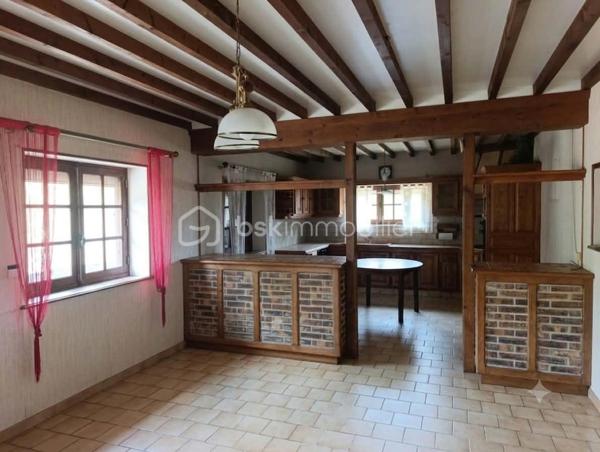 À seulement quelques minutes des commodités, venez découvrir cette magnifique propriété nichée dans un écrin de verdure, où calme et nature sont les maîtres mots.

Cette maison vous séduira par son ambiance chaleureuse. 
Elle se compose d'une cuisine ouverte sur la salle à manger, d'un salon avec cheminée ouverte, d'une mezzanine, de deux chambres, d'une salle d'eau et d'un WC indépendant.

Côté dépendances, vous disposerez d'un grand garage/atelier, un garage et d'un grand garage ouvert, de deux caves et d'une chaufferie au fioul.

À l'extérieur, le charme opère immédiatement : 

un puits, un verger, une peupleraie, un grand étang d'environ 2 200 m² avec son ponton et sa guinguette, ainsi qu'un second étang d'environ 400 m². 
Un véritable havre de paix pour les amoureux de la nature, de la pêche, des moments en famille ou entre amis.

Un bien rare, offrant un cadre de vie exceptionnel, idéal en résidence principale, secondaire ou pour un projet de loisirs.