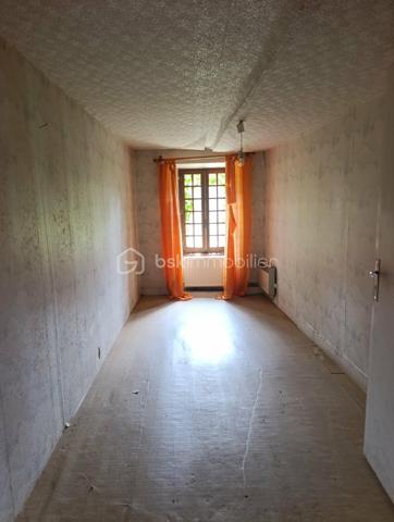 À seulement quelques minutes des commodités, venez découvrir cette magnifique propriété nichée dans un écrin de verdure, où calme et nature sont les maîtres mots.

Cette maison vous séduira par son ambiance chaleureuse. 
Elle se compose d'une cuisine ouverte sur la salle à manger, d'un salon avec cheminée ouverte, d'une mezzanine, de deux chambres, d'une salle d'eau et d'un WC indépendant.

Côté dépendances, vous disposerez d'un grand garage/atelier, un garage et d'un grand garage ouvert, de deux caves et d'une chaufferie au fioul.

À l'extérieur, le charme opère immédiatement : 

un puits, un verger, une peupleraie, un grand étang d'environ 2 200 m² avec son ponton et sa guinguette, ainsi qu'un second étang d'environ 400 m². 
Un véritable havre de paix pour les amoureux de la nature, de la pêche, des moments en famille ou entre amis.

Un bien rare, offrant un cadre de vie exceptionnel, idéal en résidence principale, secondaire ou pour un projet de loisirs.