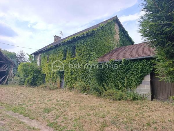 À seulement quelques minutes des commodités, venez découvrir cette magnifique propriété nichée dans un écrin de verdure, où calme et nature sont les maîtres mots.

Cette maison vous séduira par son ambiance chaleureuse. 
Elle se compose d'une cuisine ouverte sur la salle à manger, d'un salon avec cheminée ouverte, d'une mezzanine, de deux chambres, d'une salle d'eau et d'un WC indépendant.

Côté dépendances, vous disposerez d'un grand garage/atelier, un garage et d'un grand garage ouvert, de deux caves et d'une chaufferie au fioul.

À l'extérieur, le charme opère immédiatement : 

un puits, un verger, une peupleraie, un grand étang d'environ 2 200 m² avec son ponton et sa guinguette, ainsi qu'un second étang d'environ 400 m². 
Un véritable havre de paix pour les amoureux de la nature, de la pêche, des moments en famille ou entre amis.

Un bien rare, offrant un cadre de vie exceptionnel, idéal en résidence principale, secondaire ou pour un projet de loisirs.