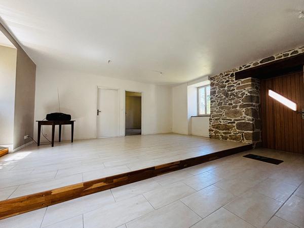 A VENDRE CORPS DE FERME - 9700 m² DE TERRAIN