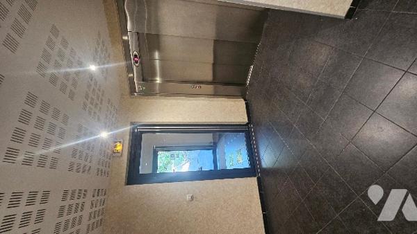 Beau volume pour ce T2 soigné, bien agencé, avec place de parking en sous-sol