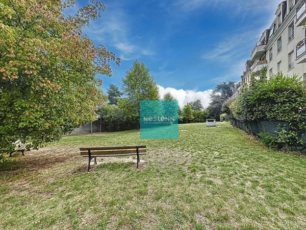 À vendre - Superbe appartement à Franconville de 2 Pièces avec balcon proche de toutes commodités (écoles, commerces, axes autoroutiers A15/A115) une place de parking en sous-sol.