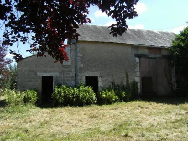 Maison de bourg avec grand terrain et grange