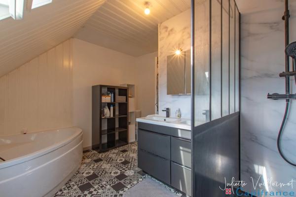 COGNIN (73160) : Maison rénovée en 2023 - 3 chambres, garage, cave et jardin