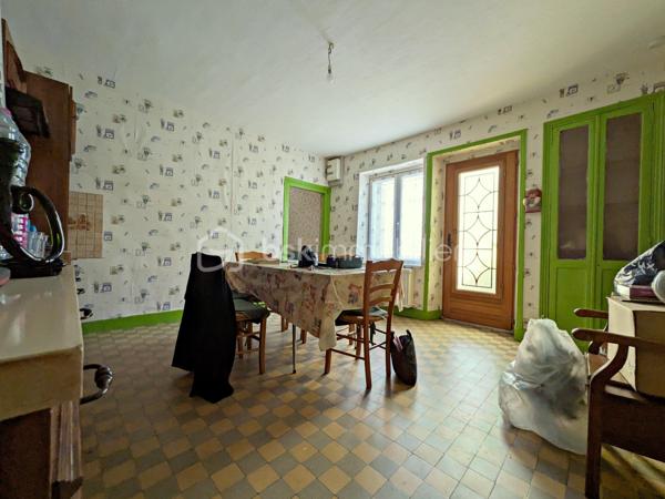 Vous  cherchez un environnement calme ? 
Située dans une rue paisible et familiale de Reims, à proximité immédiate des écoles, commerces et transports en commun, cette maison offre un cadre de vie pratique et agréable au quotidien.
Dès l'entrée, vous découvrirez un espace de vie lumineux comprenant un séjour chaleureux, une grande cuisine  ainsi qu'une salle de baiin.
À l'étage, l'espace nuit se compose de deux belles chambres aux volumes généreux, idéales pour accueillir une famille ou aménager un espace bureau.
Le deuxième niveau vous réserve un véritable atout avec son grenier aménageable, offrant la possibilité de créer une troisième chambre, un bureau ou encore une salle de jeux.
À l'extérieur, la véranda prolonge agréablement les espaces de vie et permet de profiter du jardin en toute saison. Le jardin privatif constitue un véritable havre de paix pour partager des moments en famille ou entre amis.
Un garage complète l'ensemble, un avantage particulièrement apprécié sur le secteur.
Les atouts du bien :
✔ Quartier calme et familial
✔ Jardin privatif
✔ Véranda lumineuse
✔ Garage
✔ Grenier aménageable
✔ Chauffage au gaz de ville
Quelques travaux de rafraîchissement permettront de révéler tout le potentiel de cette maison et d'en faire un lieu de vie chaleureux et personnalisé.
Une opportunité idéale pour un premier achat, un jeune couple ou une famille souhaitant s'installer dans un secteur recherché de Reims.
Une visite vous permettra d'en apprécier tout le potentiel.