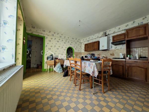 Vous  cherchez un environnement calme ? 
Située dans une rue paisible et familiale de Reims, à proximité immédiate des écoles, commerces et transports en commun, cette maison offre un cadre de vie pratique et agréable au quotidien.
Dès l'entrée, vous découvrirez un espace de vie lumineux comprenant un séjour chaleureux, une grande cuisine  ainsi qu'une salle de baiin.
À l'étage, l'espace nuit se compose de deux belles chambres aux volumes généreux, idéales pour accueillir une famille ou aménager un espace bureau.
Le deuxième niveau vous réserve un véritable atout avec son grenier aménageable, offrant la possibilité de créer une troisième chambre, un bureau ou encore une salle de jeux.
À l'extérieur, la véranda prolonge agréablement les espaces de vie et permet de profiter du jardin en toute saison. Le jardin privatif constitue un véritable havre de paix pour partager des moments en famille ou entre amis.
Un garage complète l'ensemble, un avantage particulièrement apprécié sur le secteur.
Les atouts du bien :
✔ Quartier calme et familial
✔ Jardin privatif
✔ Véranda lumineuse
✔ Garage
✔ Grenier aménageable
✔ Chauffage au gaz de ville
Quelques travaux de rafraîchissement permettront de révéler tout le potentiel de cette maison et d'en faire un lieu de vie chaleureux et personnalisé.
Une opportunité idéale pour un premier achat, un jeune couple ou une famille souhaitant s'installer dans un secteur recherché de Reims.
Une visite vous permettra d'en apprécier tout le potentiel.