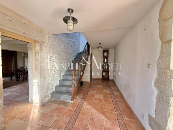 Maison en pierre 5 chambres, garages, dépendances et piscine