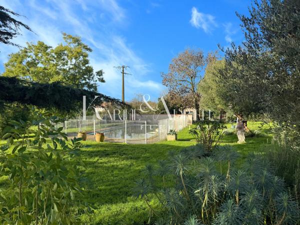 Maison en pierre 5 chambres, garages, dépendances et piscine