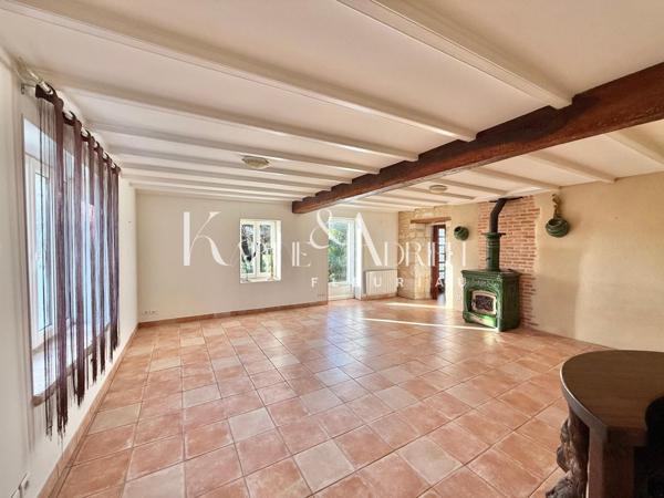 Maison en pierre 5 chambres, garages, dépendances et piscine