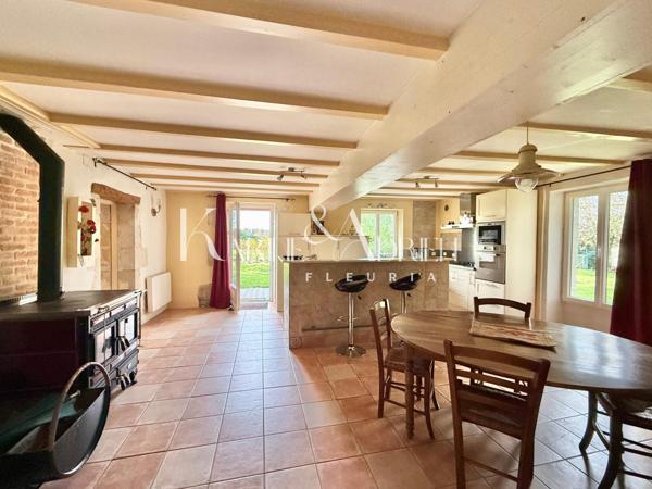 Maison en pierre 5 chambres, garages, dépendances et piscine