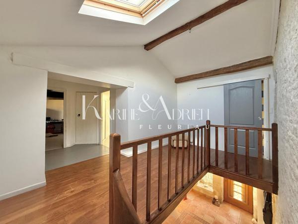 Maison en pierre 5 chambres, garages, dépendances et piscine