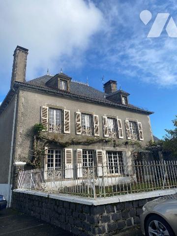 A vendre, à Ally (CANTAL), en plein coeur du village, à proximité des commerces et services, un...