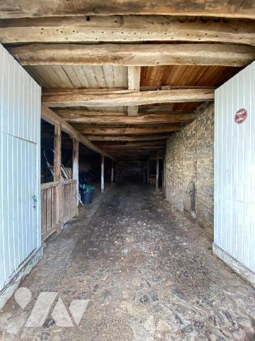 A vendre, à Ally (CANTAL), en plein coeur du village, à proximité des commerces et services, un...
