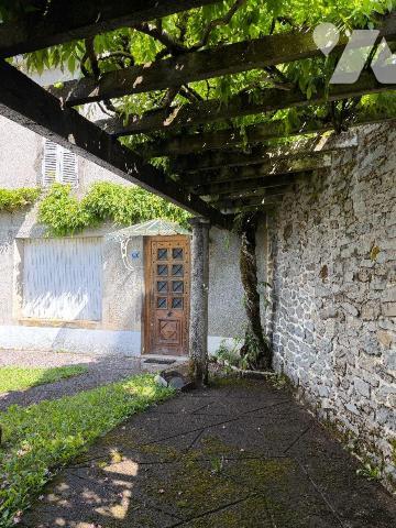 A vendre, au coeur du bourg d'ALLY (CANTAL), à proximité des commerces et services, une très be...