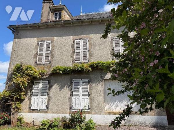 A vendre, au coeur du bourg d'ALLY (CANTAL), à proximité des commerces et services, une très be...
