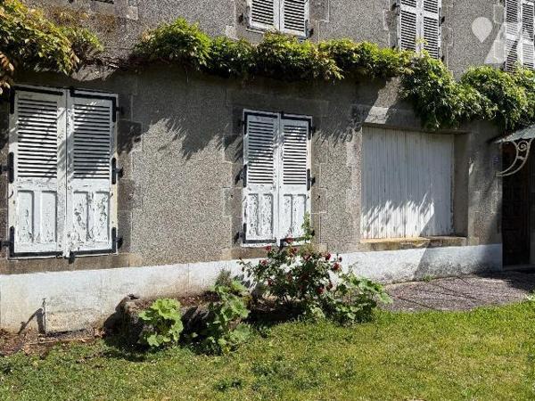 A vendre, au coeur du bourg d'ALLY (CANTAL), à proximité des commerces et services, une très be...