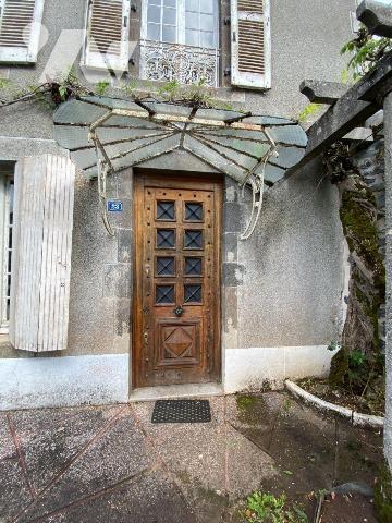 A vendre, à Ally (CANTAL), en plein coeur du village, à proximité des commerces et services, un...
