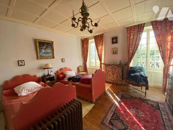 A vendre, à Ally (CANTAL), en plein coeur du village, à proximité des commerces et services, un...