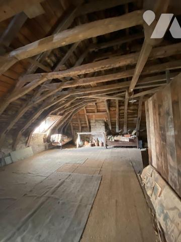 A vendre, à Ally (CANTAL), en plein coeur du village, à proximité des commerces et services, un...