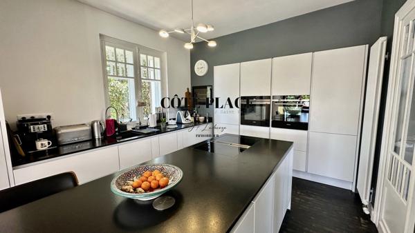 Royan (17200) Royan plage du Pigeonnier Villa Basque 220m2 piscine garage au prix de 1.365.000€ HAI