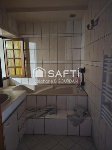 Immeuble avec 2 T1 et 1 T2, à rénover.