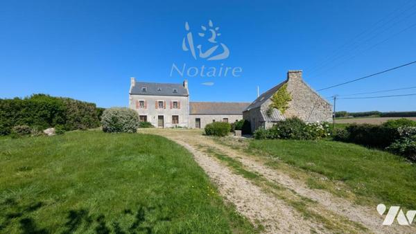 Plouescat - A 500m des plages, beau corps de ferme à fort potentiel