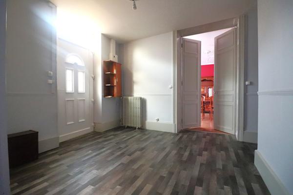 Appartement Nevers avec cour privative, ancien, charme, fonctionnalité, 2 chambres proche centre-ville,