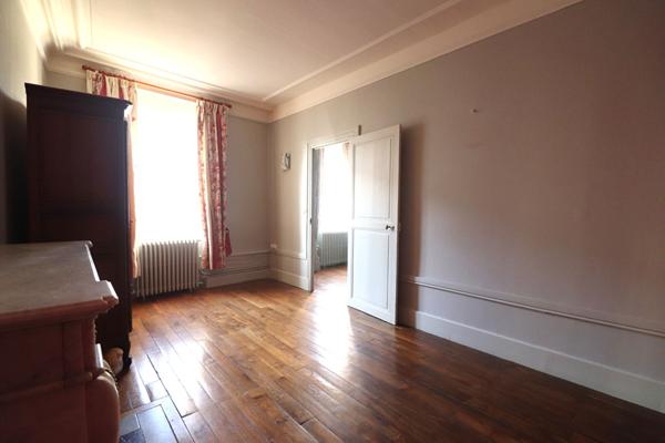 Appartement Nevers avec cour privative, ancien, charme, fonctionnalité, 2 chambres proche centre-ville,