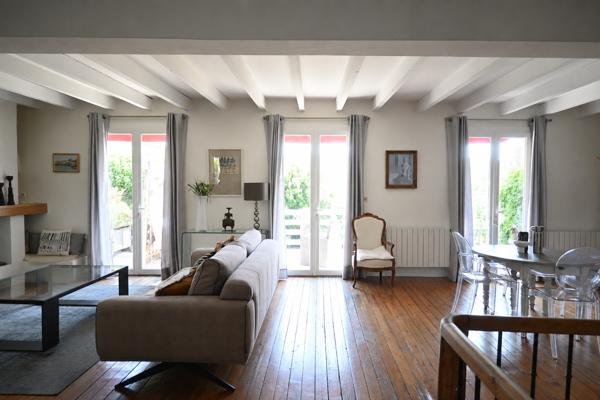 Maison de caractère avec piscine et doubles garages quartier Pasteur