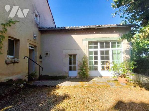 A 3 minutes au sud de Chauvigny, dans un cadre bucolique, Belle propriété comprenant:
 - une m...