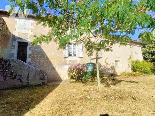 A 3 minutes au sud de Chauvigny, dans un cadre bucolique, Belle propriété comprenant:
 - une m...