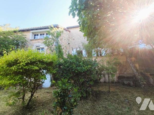 A 3 minutes au sud de Chauvigny, dans un cadre bucolique, Belle propriété comprenant:
 - une m...