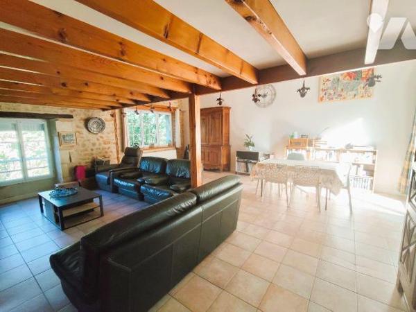 A 3 minutes au sud de Chauvigny, dans un cadre bucolique, Belle propriété comprenant:
 - une m...