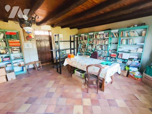 A 3 minutes au sud de Chauvigny, dans un cadre bucolique, Belle propriété comprenant:
 - une m...