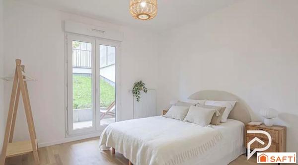 PROCHE METRO LIGNE 14 - LUMINEUX - TERRASSE ET JARDIN