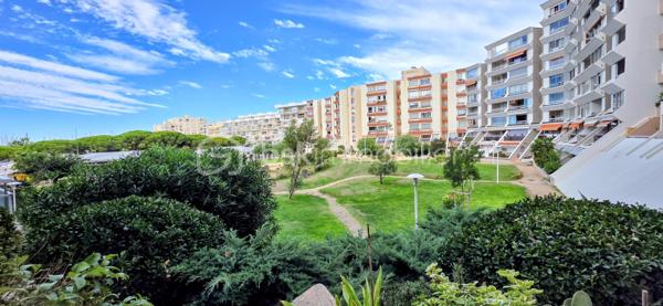 Je vous propose à la vente cet appartement traversant situé au 1er étage d'une résidence sécurisée avec ascenseur et accès PMR sur le port de Carnon.
L'appartement d'environ 81m2 habitable (68m2 Carrez) est composé d'une entrée avec placard, une cuisine aménagée avec un balconnet, une grande pièce de vie avec coin salon et salle à manger et un accès sur la terrasse avec vue sur le beau jardin de la place des Cystes, une salle de douche, 2 chambres dont une avec placards et des WC indépendants. 
L'appartement est calme, confortable et proche de toutes les commodités. La plage se trouve à 10mn à pied ou 2mn à vélo ! 
Des prestations essentielles : climatisation, menuiseries aluminium double vitrage, accès PMR, ascenseur, un seul appartement voisin sur le palier, résidence très bien gérée et bien entretenue. 
Local à vélo en bas de la résidence.
Pour une résidence principale ou secondaire, tout le confort est là pour une vie agréable sous le soleil méditerranéen !
Une opportunité à saisir!