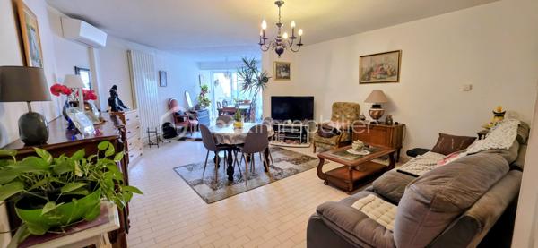 Je vous propose à la vente cet appartement traversant situé au 1er étage d'une résidence sécurisée avec ascenseur et accès PMR sur le port de Carnon.
L'appartement d'environ 81m2 habitable (68m2 Carrez) est composé d'une entrée avec placard, une cuisine aménagée avec un balconnet, une grande pièce de vie avec coin salon et salle à manger et un accès sur la terrasse avec vue sur le beau jardin de la place des Cystes, une salle de douche, 2 chambres dont une avec placards et des WC indépendants. 
L'appartement est calme, confortable et proche de toutes les commodités. La plage se trouve à 10mn à pied ou 2mn à vélo ! 
Des prestations essentielles : climatisation, menuiseries aluminium double vitrage, accès PMR, ascenseur, un seul appartement voisin sur le palier, résidence très bien gérée et bien entretenue. 
Local à vélo en bas de la résidence.
Pour une résidence principale ou secondaire, tout le confort est là pour une vie agréable sous le soleil méditerranéen !
Une opportunité à saisir!