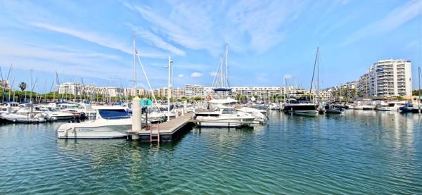 Je vous propose à la vente cet appartement traversant situé au 1er étage d'une résidence sécurisée avec ascenseur et accès PMR sur le port de Carnon.
L'appartement d'environ 81m2 habitable (68m2 Carrez) est composé d'une entrée avec placard, une cuisine aménagée avec un balconnet, une grande pièce de vie avec coin salon et salle à manger et un accès sur la terrasse avec vue sur le beau jardin de la place des Cystes, une salle de douche, 2 chambres dont une avec placards et des WC indépendants. 
L'appartement est calme, confortable et proche de toutes les commodités. La plage se trouve à 10mn à pied ou 2mn à vélo ! 
Des prestations essentielles : climatisation, menuiseries aluminium double vitrage, accès PMR, ascenseur, un seul appartement voisin sur le palier, résidence très bien gérée et bien entretenue. 
Local à vélo en bas de la résidence.
Pour une résidence principale ou secondaire, tout le confort est là pour une vie agréable sous le soleil méditerranéen !
Une opportunité à saisir!