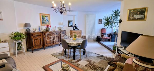 Je vous propose à la vente cet appartement traversant situé au 1er étage d'une résidence sécurisée avec ascenseur et accès PMR sur le port de Carnon.
L'appartement d'environ 81m2 habitable (68m2 Carrez) est composé d'une entrée avec placard, une cuisine aménagée avec un balconnet, une grande pièce de vie avec coin salon et salle à manger et un accès sur la terrasse avec vue sur le beau jardin de la place des Cystes, une salle de douche, 2 chambres dont une avec placards et des WC indépendants. 
L'appartement est calme, confortable et proche de toutes les commodités. La plage se trouve à 10mn à pied ou 2mn à vélo ! 
Des prestations essentielles : climatisation, menuiseries aluminium double vitrage, accès PMR, ascenseur, un seul appartement voisin sur le palier, résidence très bien gérée et bien entretenue. 
Local à vélo en bas de la résidence.
Pour une résidence principale ou secondaire, tout le confort est là pour une vie agréable sous le soleil méditerranéen !
Une opportunité à saisir!