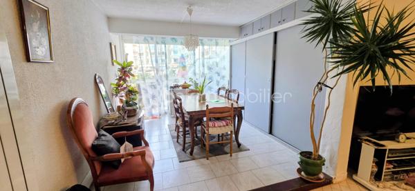 Je vous propose à la vente cet appartement traversant situé au 1er étage d'une résidence sécurisée avec ascenseur et accès PMR sur le port de Carnon.
L'appartement d'environ 81m2 habitable (68m2 Carrez) est composé d'une entrée avec placard, une cuisine aménagée avec un balconnet, une grande pièce de vie avec coin salon et salle à manger et un accès sur la terrasse avec vue sur le beau jardin de la place des Cystes, une salle de douche, 2 chambres dont une avec placards et des WC indépendants. 
L'appartement est calme, confortable et proche de toutes les commodités. La plage se trouve à 10mn à pied ou 2mn à vélo ! 
Des prestations essentielles : climatisation, menuiseries aluminium double vitrage, accès PMR, ascenseur, un seul appartement voisin sur le palier, résidence très bien gérée et bien entretenue. 
Local à vélo en bas de la résidence.
Pour une résidence principale ou secondaire, tout le confort est là pour une vie agréable sous le soleil méditerranéen !
Une opportunité à saisir!