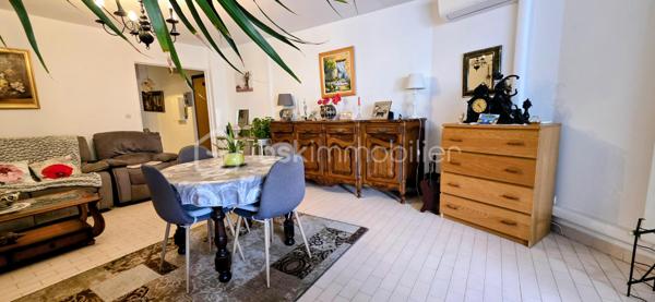 Je vous propose à la vente cet appartement traversant situé au 1er étage d'une résidence sécurisée avec ascenseur et accès PMR sur le port de Carnon.
L'appartement d'environ 81m2 habitable (68m2 Carrez) est composé d'une entrée avec placard, une cuisine aménagée avec un balconnet, une grande pièce de vie avec coin salon et salle à manger et un accès sur la terrasse avec vue sur le beau jardin de la place des Cystes, une salle de douche, 2 chambres dont une avec placards et des WC indépendants. 
L'appartement est calme, confortable et proche de toutes les commodités. La plage se trouve à 10mn à pied ou 2mn à vélo ! 
Des prestations essentielles : climatisation, menuiseries aluminium double vitrage, accès PMR, ascenseur, un seul appartement voisin sur le palier, résidence très bien gérée et bien entretenue. 
Local à vélo en bas de la résidence.
Pour une résidence principale ou secondaire, tout le confort est là pour une vie agréable sous le soleil méditerranéen !
Une opportunité à saisir!