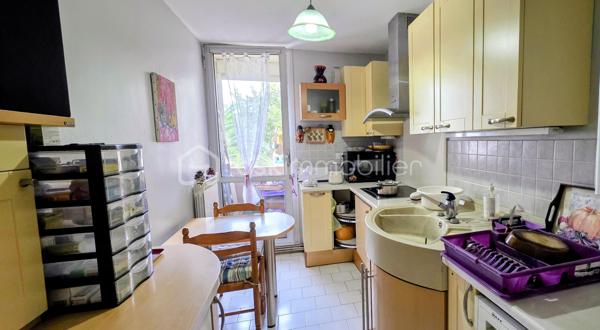 Je vous propose à la vente cet appartement traversant situé au 1er étage d'une résidence sécurisée avec ascenseur et accès PMR sur le port de Carnon.
L'appartement d'environ 81m2 habitable (68m2 Carrez) est composé d'une entrée avec placard, une cuisine aménagée avec un balconnet, une grande pièce de vie avec coin salon et salle à manger et un accès sur la terrasse avec vue sur le beau jardin de la place des Cystes, une salle de douche, 2 chambres dont une avec placards et des WC indépendants. 
L'appartement est calme, confortable et proche de toutes les commodités. La plage se trouve à 10mn à pied ou 2mn à vélo ! 
Des prestations essentielles : climatisation, menuiseries aluminium double vitrage, accès PMR, ascenseur, un seul appartement voisin sur le palier, résidence très bien gérée et bien entretenue. 
Local à vélo en bas de la résidence.
Pour une résidence principale ou secondaire, tout le confort est là pour une vie agréable sous le soleil méditerranéen !
Une opportunité à saisir!