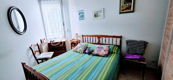 Je vous propose à la vente cet appartement traversant situé au 1er étage d'une résidence sécurisée avec ascenseur et accès PMR sur le port de Carnon.
L'appartement d'environ 81m2 habitable (68m2 Carrez) est composé d'une entrée avec placard, une cuisine aménagée avec un balconnet, une grande pièce de vie avec coin salon et salle à manger et un accès sur la terrasse avec vue sur le beau jardin de la place des Cystes, une salle de douche, 2 chambres dont une avec placards et des WC indépendants. 
L'appartement est calme, confortable et proche de toutes les commodités. La plage se trouve à 10mn à pied ou 2mn à vélo ! 
Des prestations essentielles : climatisation, menuiseries aluminium double vitrage, accès PMR, ascenseur, un seul appartement voisin sur le palier, résidence très bien gérée et bien entretenue. 
Local à vélo en bas de la résidence.
Pour une résidence principale ou secondaire, tout le confort est là pour une vie agréable sous le soleil méditerranéen !
Une opportunité à saisir!