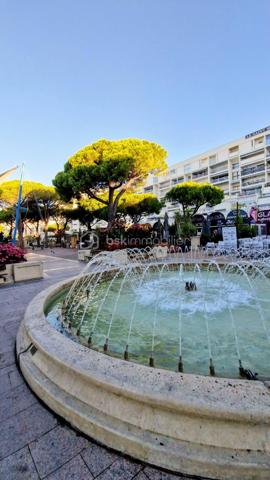 Je vous propose à la vente cet appartement traversant situé au 1er étage d'une résidence sécurisée avec ascenseur et accès PMR sur le port de Carnon.
L'appartement d'environ 81m2 habitable (68m2 Carrez) est composé d'une entrée avec placard, une cuisine aménagée avec un balconnet, une grande pièce de vie avec coin salon et salle à manger et un accès sur la terrasse avec vue sur le beau jardin de la place des Cystes, une salle de douche, 2 chambres dont une avec placards et des WC indépendants. 
L'appartement est calme, confortable et proche de toutes les commodités. La plage se trouve à 10mn à pied ou 2mn à vélo ! 
Des prestations essentielles : climatisation, menuiseries aluminium double vitrage, accès PMR, ascenseur, un seul appartement voisin sur le palier, résidence très bien gérée et bien entretenue. 
Local à vélo en bas de la résidence.
Pour une résidence principale ou secondaire, tout le confort est là pour une vie agréable sous le soleil méditerranéen !
Une opportunité à saisir!