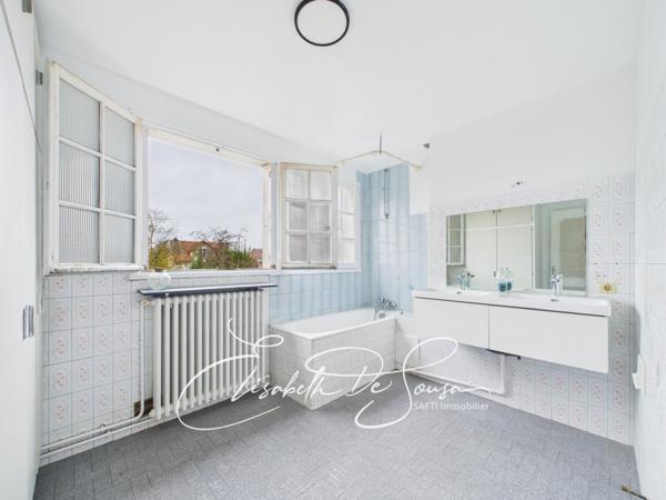 Maison de 153 m2 carrez, 233 m2 au sol, proche T9 et futur métro