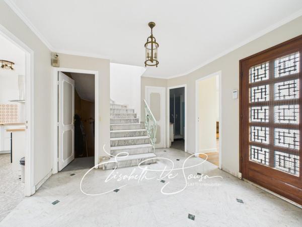 Maison de 153 m2 carrez, 233 m2 au sol, proche T9 et futur métro