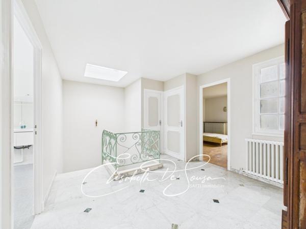 Maison de 153 m2 carrez, 233 m2 au sol, proche T9 et futur métro